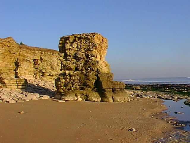 la roche est plus claire  l'endroit de la brisure, toute la partie haute face  la mer 