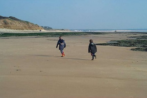 on joue  courir sur le sable